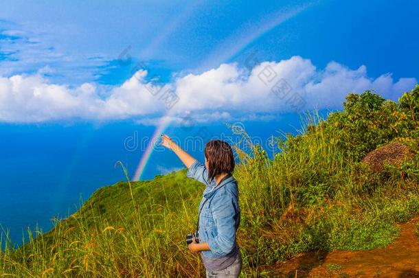 女士试图向赶上指已提到的人彩虹向山、岭、峰赫因期间内观点