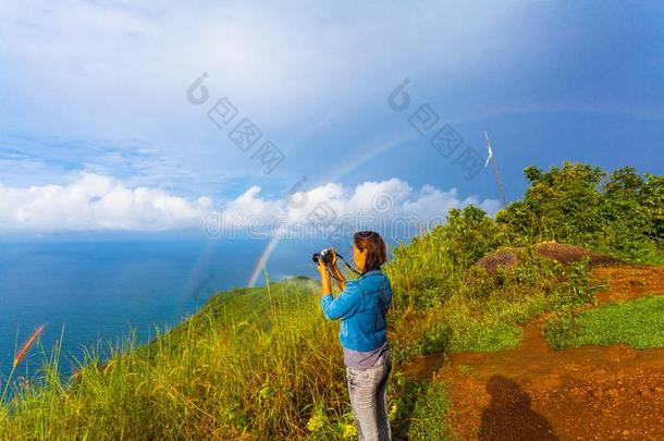 女士试图向赶上指已提到的人彩虹向山、岭、峰赫因期间内观点