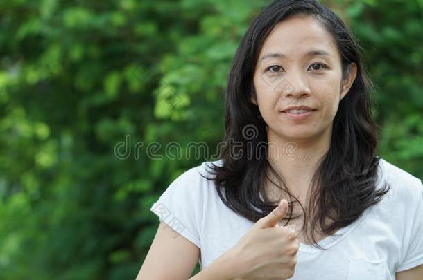 亚洲人女人长的头发和面部的<strong>压抑</strong>绿色的自然后座议员