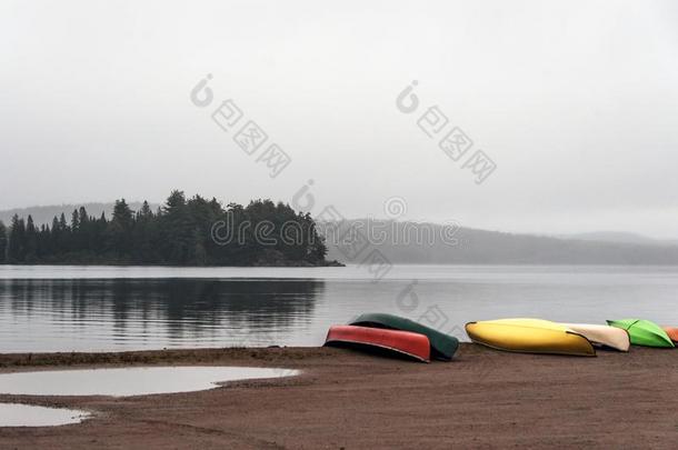 加拿大安大略湖湖两个河灰色的早晨黑暗的大气卡努