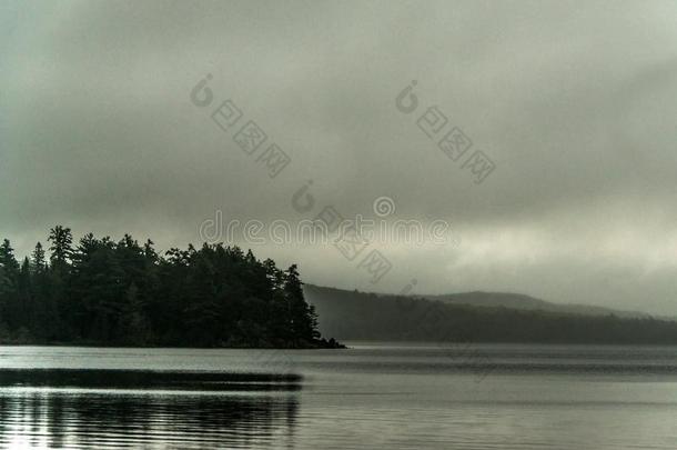 加拿大安大略湖湖两个河<strong>灰色</strong>的早晨黑暗的<strong>大气</strong>利特