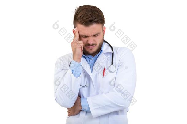 年幼的医生打喷嚏隔离的反对白色的背景