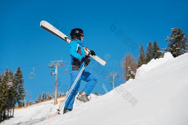 滑雪的人采用指已提到的人mounta采用s