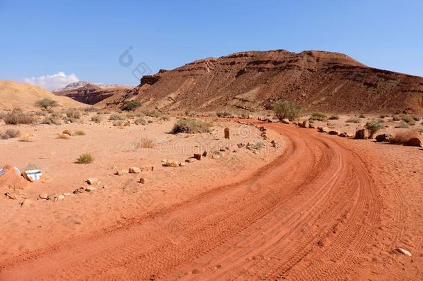 徒步旅行小路采用内盖夫沙漠.