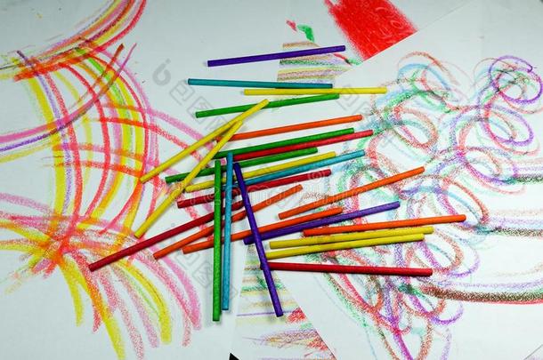 富有色彩的弧和曲线和用彩色蜡笔画和铅笔