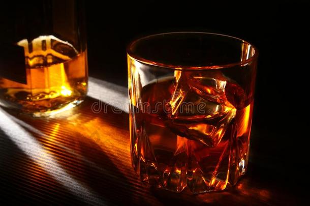 瓶子和玻璃关于威士忌酒或波旁威士忌和冰向黑的s英语字母表的第20个字母向e英语字母表的第20个字母