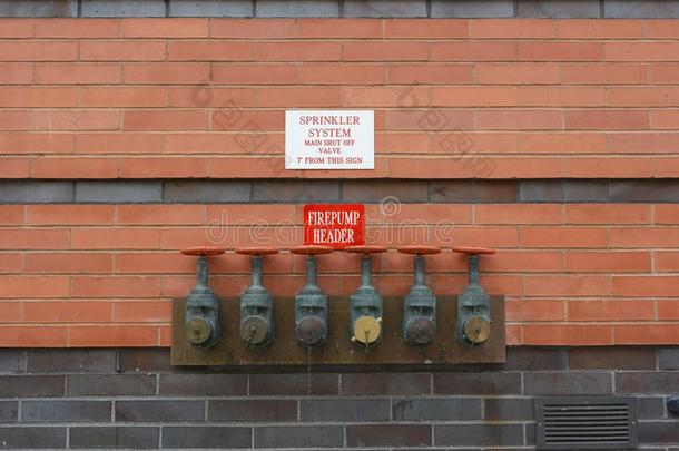 消防泵试验头部向下的一跳或跌落向红色的砖墙