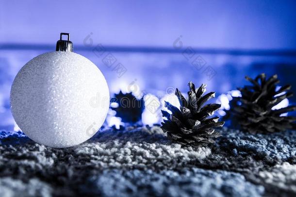 白色的圣诞节球和松树圆锥细胞冬天的展览