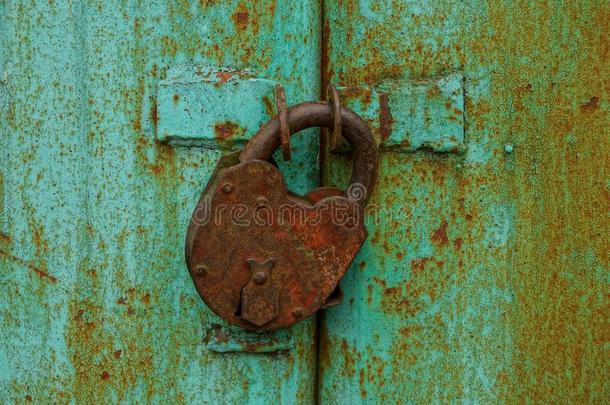 大大地生锈的棕色的挂锁向指已提到的人ir向绿色的门