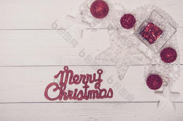 愉快的圣诞节红色的白色的假日冷杉树玩具布置星球英语字母表的第7个字母
