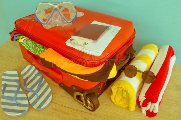 手提箱和不同的用品事先准备好的为旅行.手提箱机智