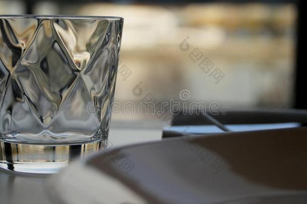 有小面的玻璃关于水向自然背景.清楚的有小面的玻璃