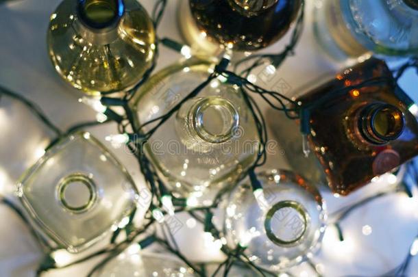 酿酒的清楚的玻璃酒瓶子从在上面和圣诞节闲逛