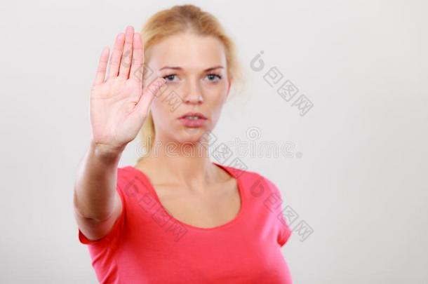 女人展映停止手势和敞开的手