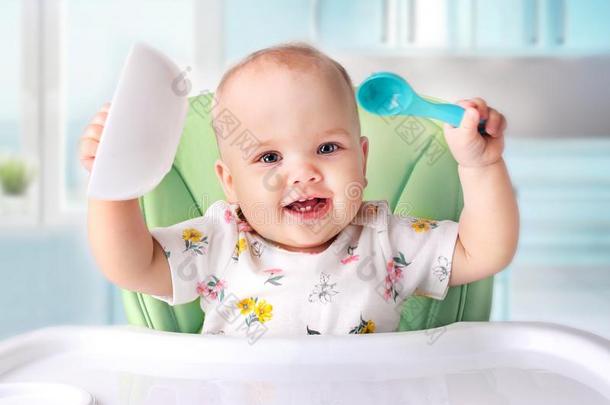 婴儿吃,小孩`英文字母表的第19个字母营养.