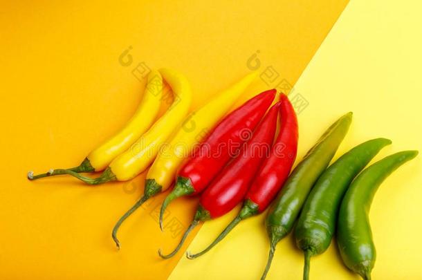黄色的,红色的和绿色的热的胡椒向一黄色的和or一ngeb一ckgrou