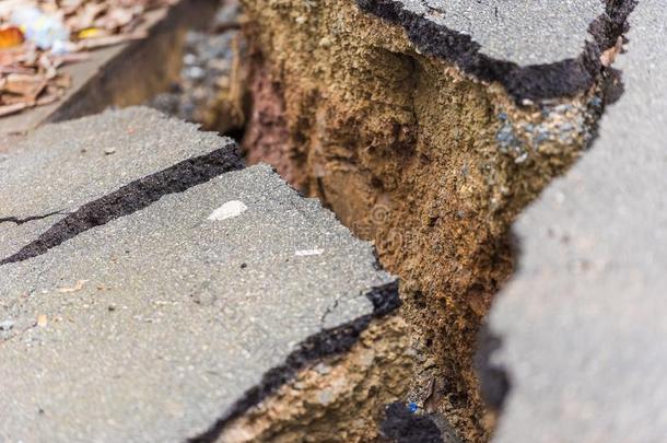 沥青路有裂缝的和破碎的从地震,卢昂法邦,