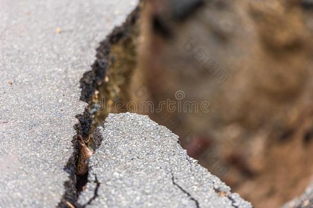 沥青路有<strong>裂缝</strong>的和破碎的从<strong>地震</strong>,卢昂法邦,