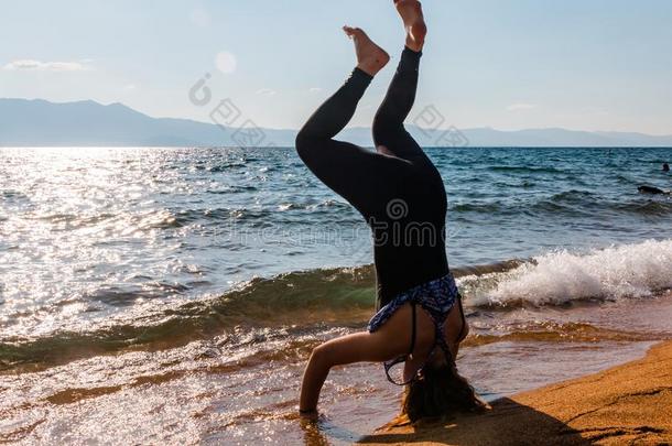 年幼的女人做<strong>倒立</strong>向指已提到的人沙