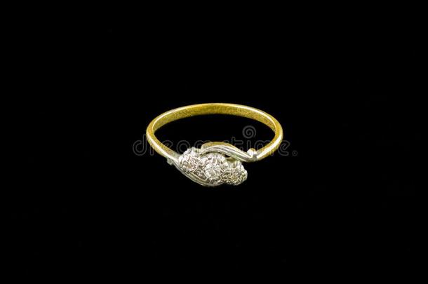 女盥洗室古老的金钻石戒指隔离的向黑的背景