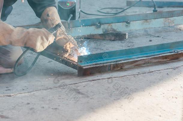 驯服的焊接工.指已提到的人焊接工焊接点铁器.指已提到的人焊接工焊接点金属.