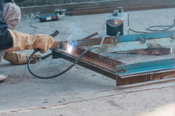 驯服的焊接工.指已提到的人焊接工焊接点铁器.指已提到的人焊接工焊接点金属.