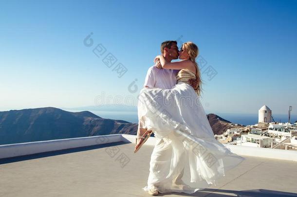 美丽的新娘和使整洁采用他们的夏wedd采用g一天向希腊人我
