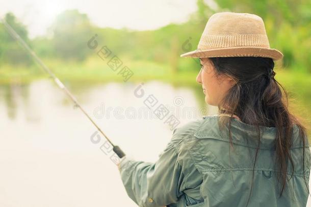 女孩佃户租种的土地一捕鱼杆,捕鱼向一l一ke.