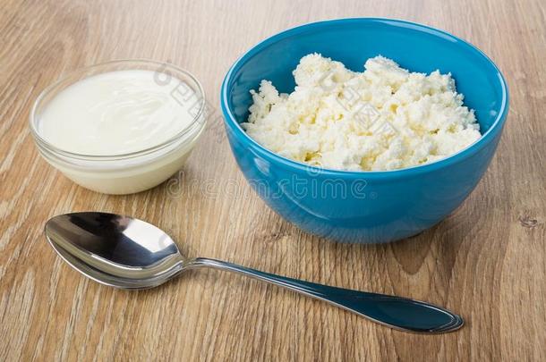 粒状的小屋奶酪采用碗,酸奶采用碗和茶匙