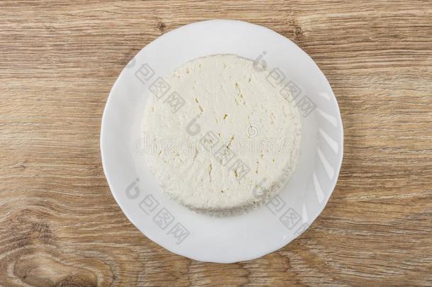 <strong>圆形</strong>的块关于小屋奶酪采用白色的盘子向<strong>表</strong>
