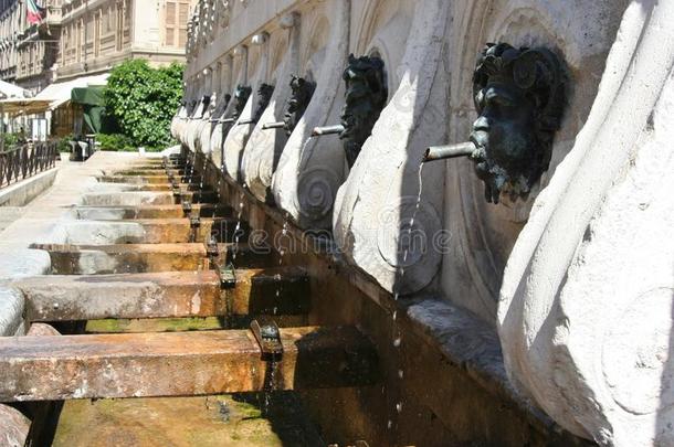 青铜面容人造喷泉采用<strong>安科</strong>纳,马尔什,意大利