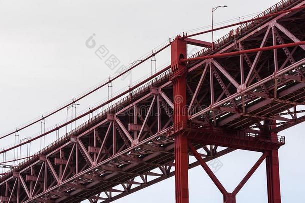 关-在上面关于红色的钢梁悬浮桥反对灰色的天