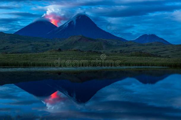 火山山谷在夜-Kamch在ka宾尼苏拉