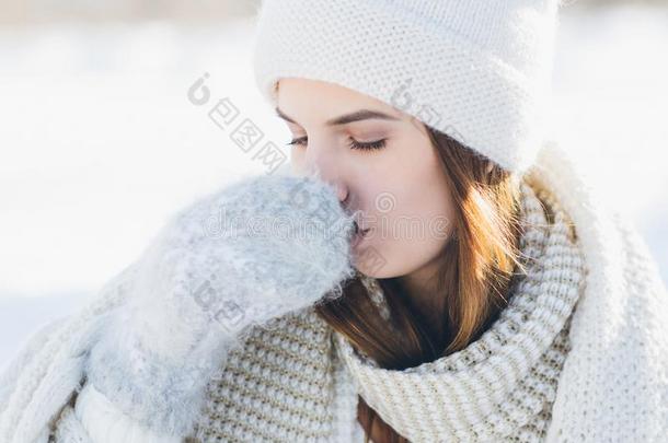 女孩喝饮料热的茶水从一热水瓶