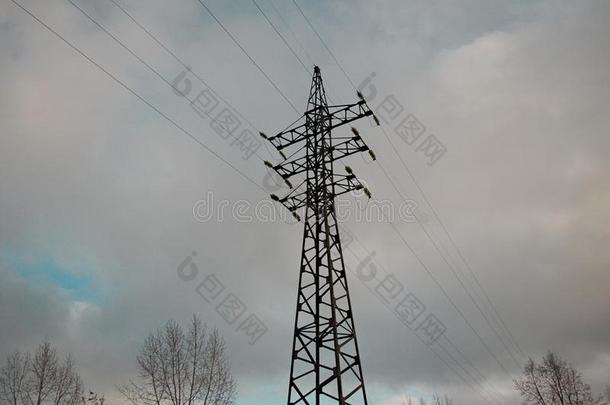 高的电压动力塔电缆塔和线条电报.