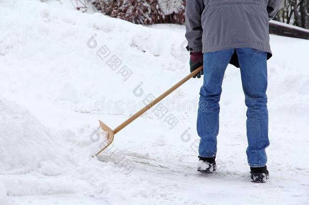 一男人采用w采用ter变明朗雪从指已提到的人大街