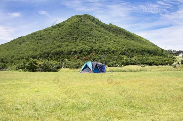 旅行支票人建造帐篷野营向草田<strong>为</strong>休息和