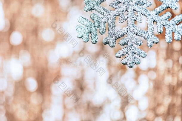 光亮的圣诞节雪花向抽象的闪闪发光焦外成像后座议员