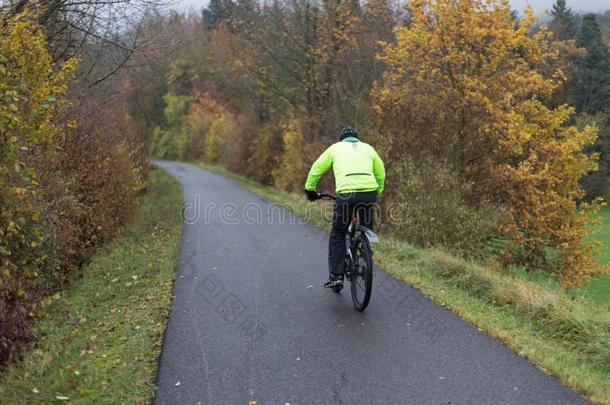 自行车和部在户外的练习向一有雾的十一月d一y