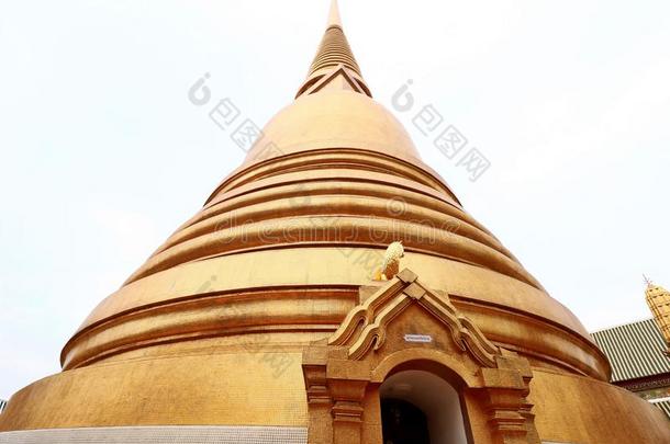 古代的金色的塔采用泰国庙