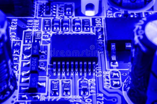 完整的半导体微晶片向蓝色电路板代表