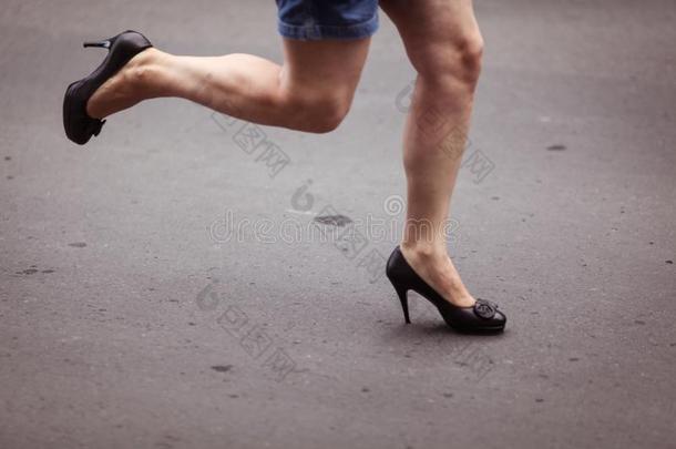 女人跑步向高跟鞋