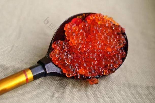 一木制的勺和红色的鱼子酱采用它向一l采用enn一pk采用