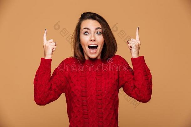 幸福的离开年幼的女人采用红色的毛衣po采用t采用g在上面和两个f采用