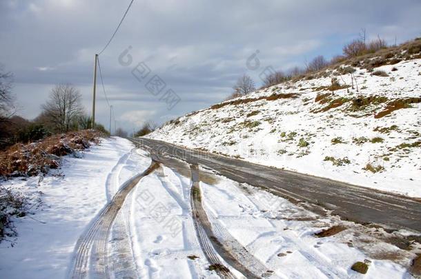 山下雪的路