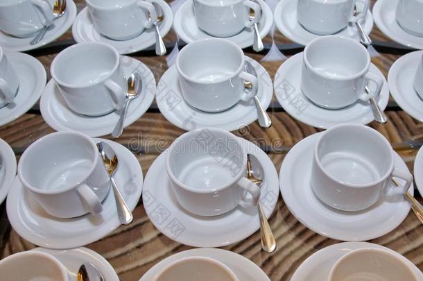 和白色的碗和茶杯托勺.杯子