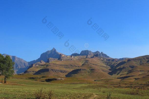 山风景和犀牛山峰,苏卡拉巴德拉肯斯堡山脉纳肖