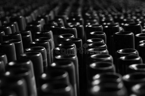 黑的和白色的照片关于葡萄酒瓶子