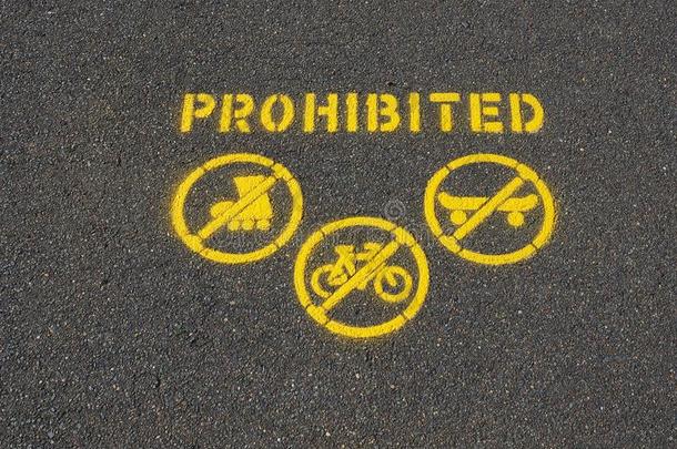 滑板,自行车和滚筒溜冰鞋禁止符号