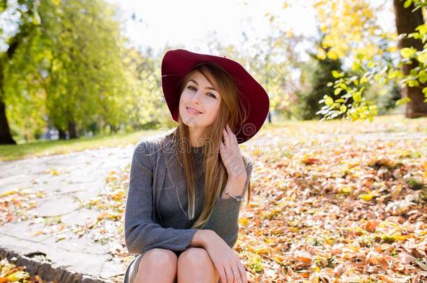 微笑的白肤金发碧眼女人模型采用红色的帽子pos采用g在指已提到的人森林,wear采用gTurkey土耳其